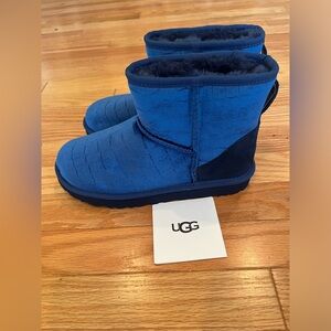 UGG Classic Mini ll Croc Navy Blue, Size 7 NEW